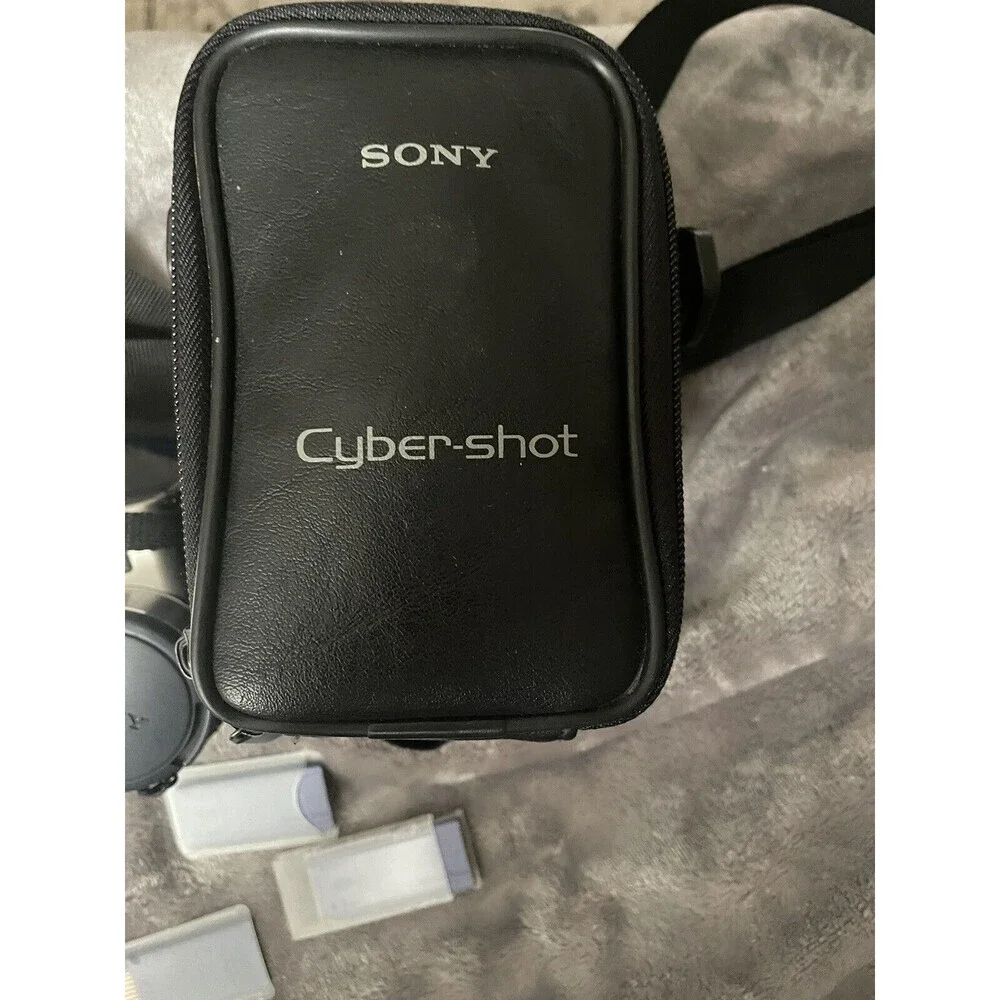 Sony stamina 2002.5 cyber shot camera 3.3 megapixels With Bag not Tested ￼￼